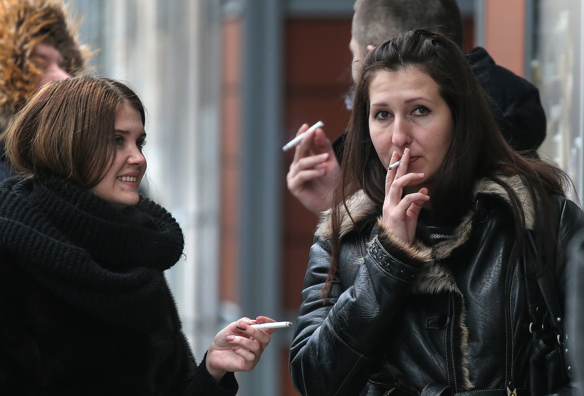 Плакат в поликлинике : Курящая женщина кончает раком. Так ли? — Обсуждай