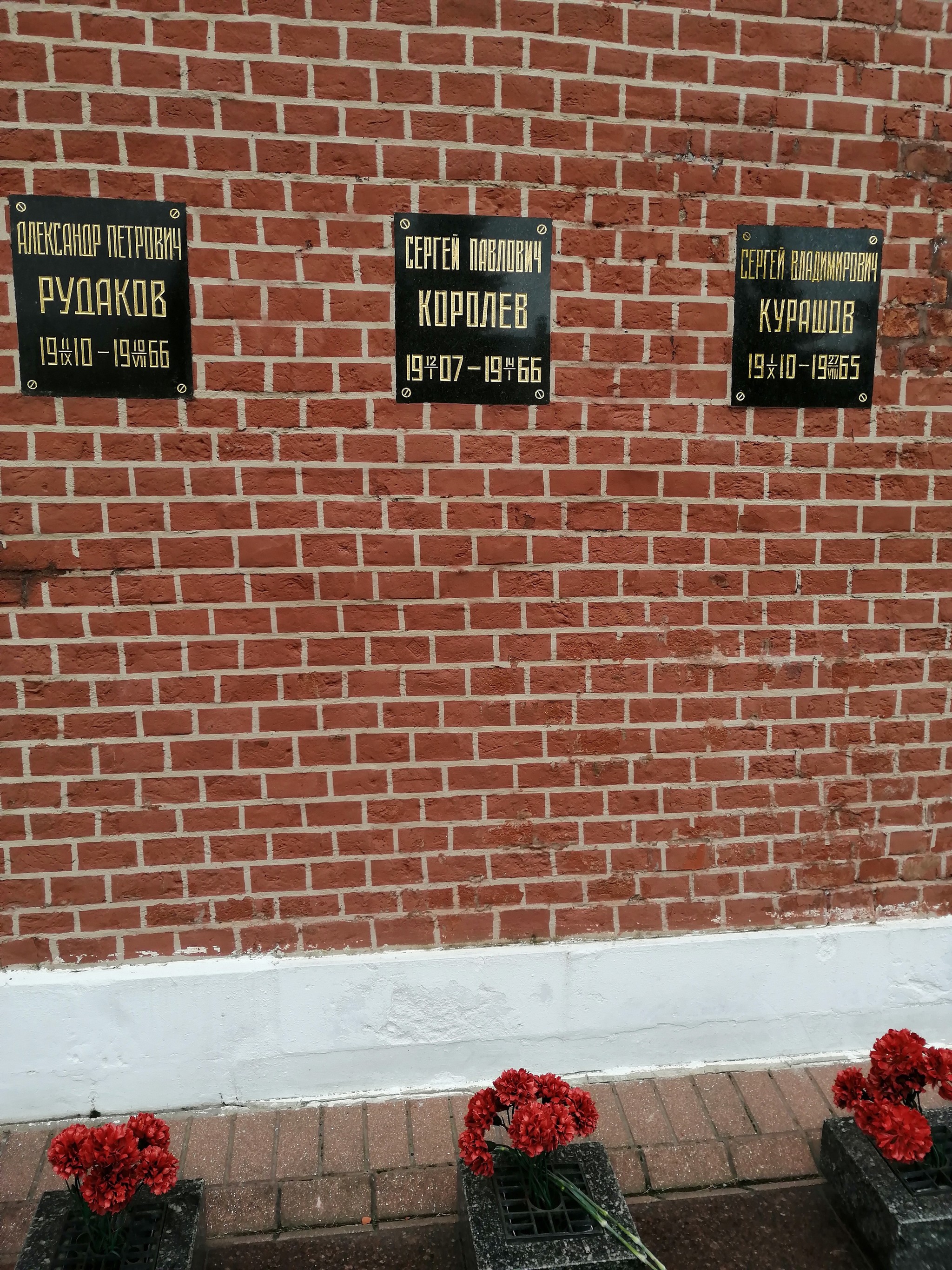 Кто похоронен у кремлевской стены в москве список фото и фамилии