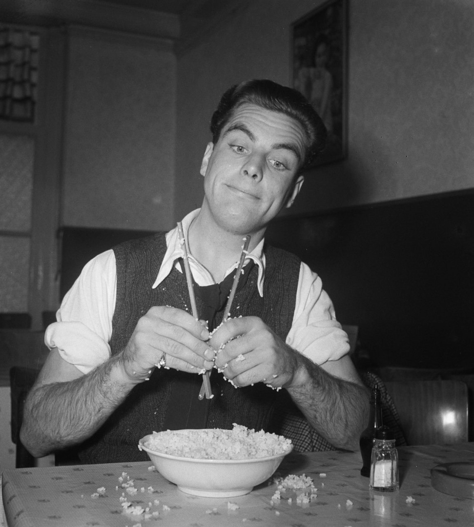 A Chinese restaurant customer is trying to learn how to eat rice with chopsticks. Netherlands, 1952. - Humor, Chinese chopsticks, Rice, Food, Longpost