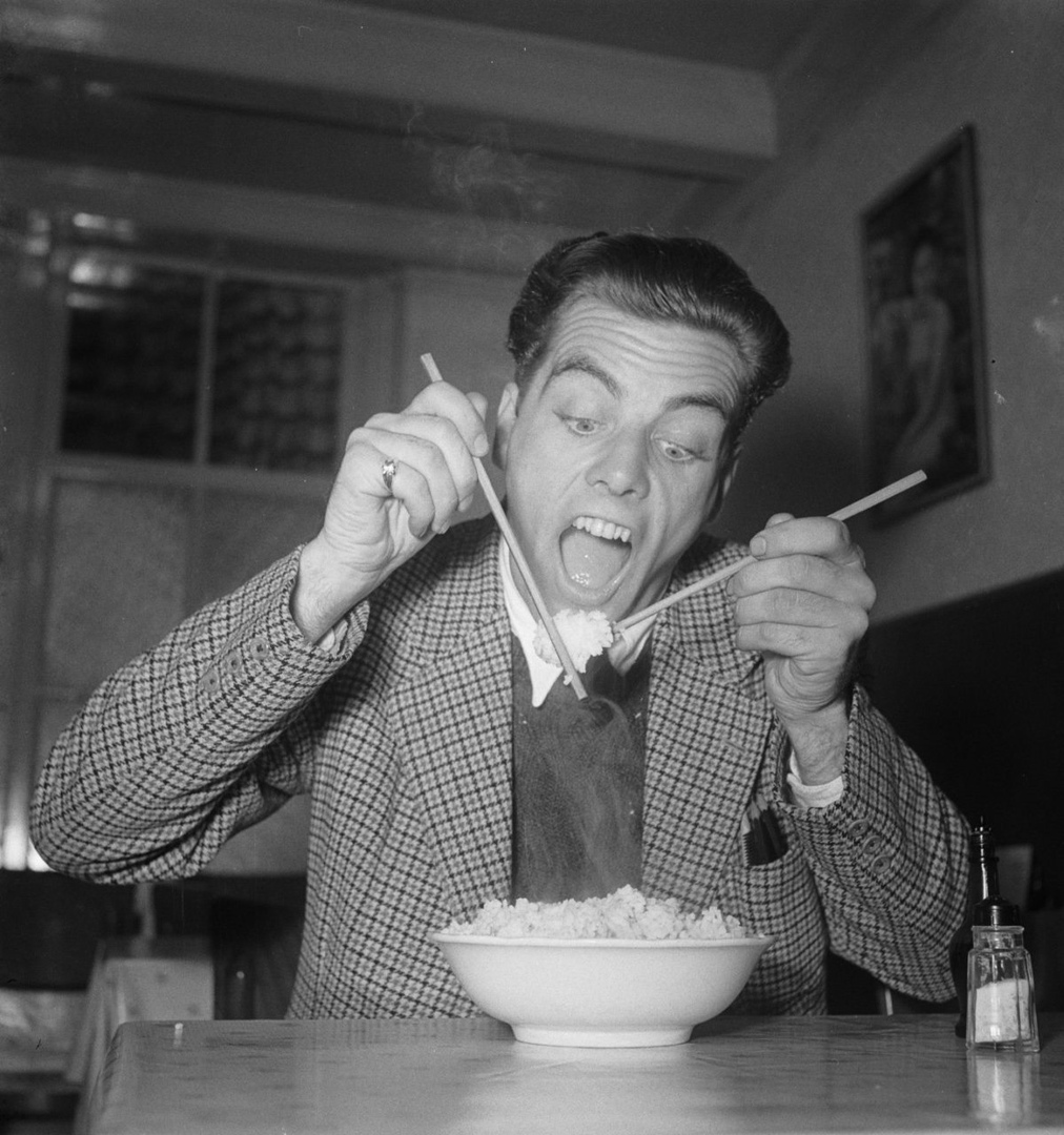 A Chinese restaurant customer is trying to learn how to eat rice with chopsticks. Netherlands, 1952. - Humor, Chinese chopsticks, Rice, Food, Longpost