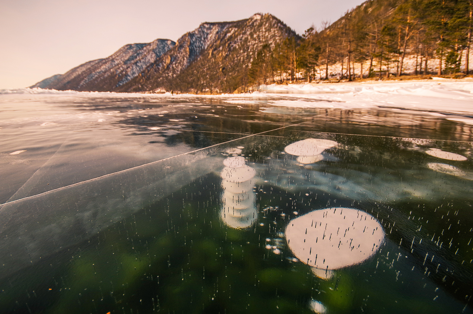 Пузырьки на байкале. Озеро Голоустное Байкал. Голоустное Байкал пузырьки. Большое Голоустное Байкал лед. Большое Голоустное Байкал пузырьковый лед.