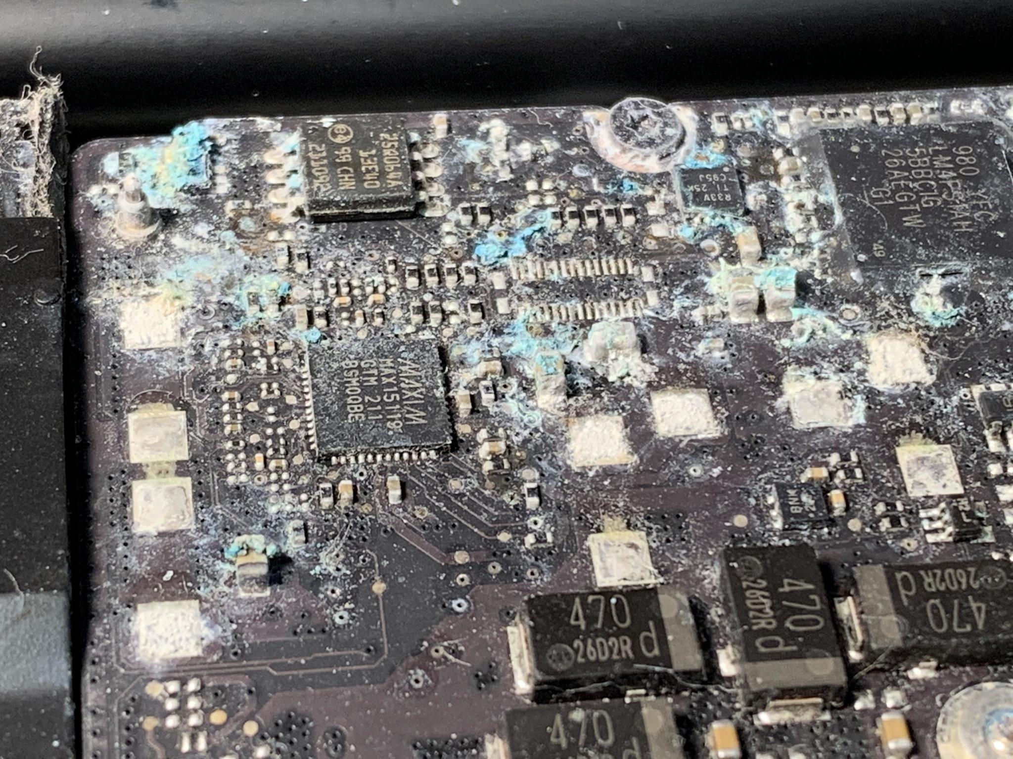 You have never seen such renovations before. MacBook Pro 13 took a swim in the pool. Part 1 - My, Repair of equipment, Zalitik, Macbook, Soldering, Mat, Video, Longpost