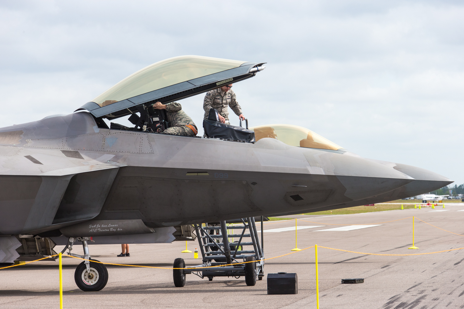 Lockheed Martin F-22 Raptor on the ground and in the air. - Airplane, Raptor, Longpost