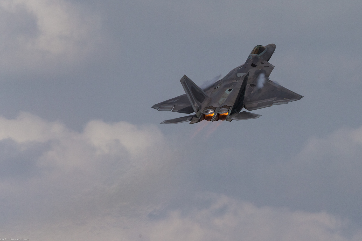 Lockheed Martin F-22 Raptor on the ground and in the air. - Airplane, Raptor, Longpost