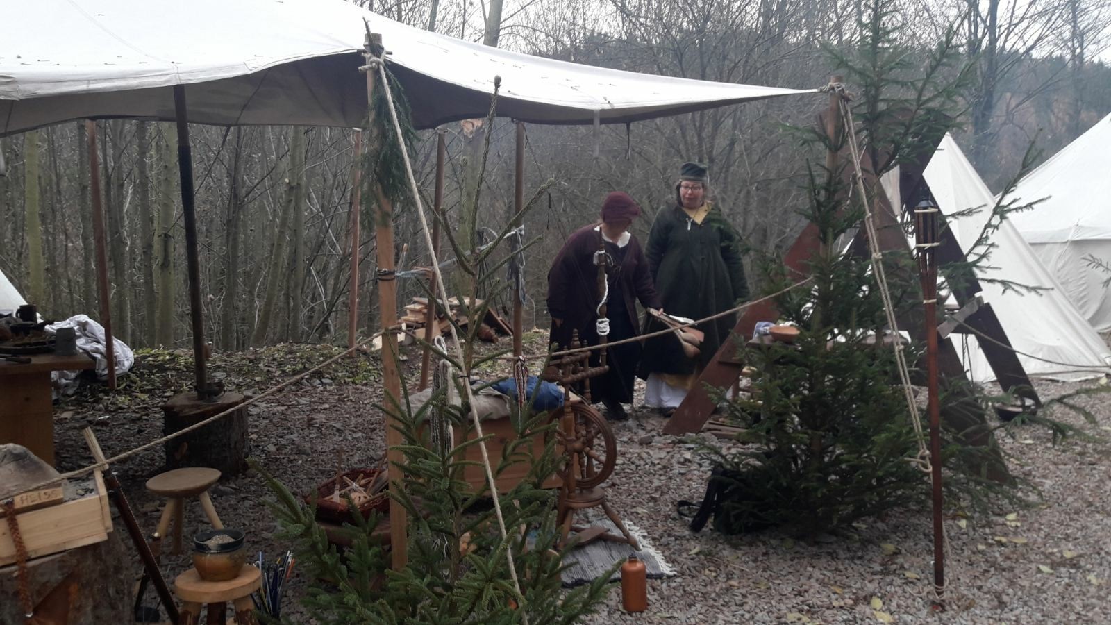 Christmas market on the mountain, near Gutenek Castle 12/01/2019 - Christmas, Fair, Market, Germany, Middle Ages, Longpost