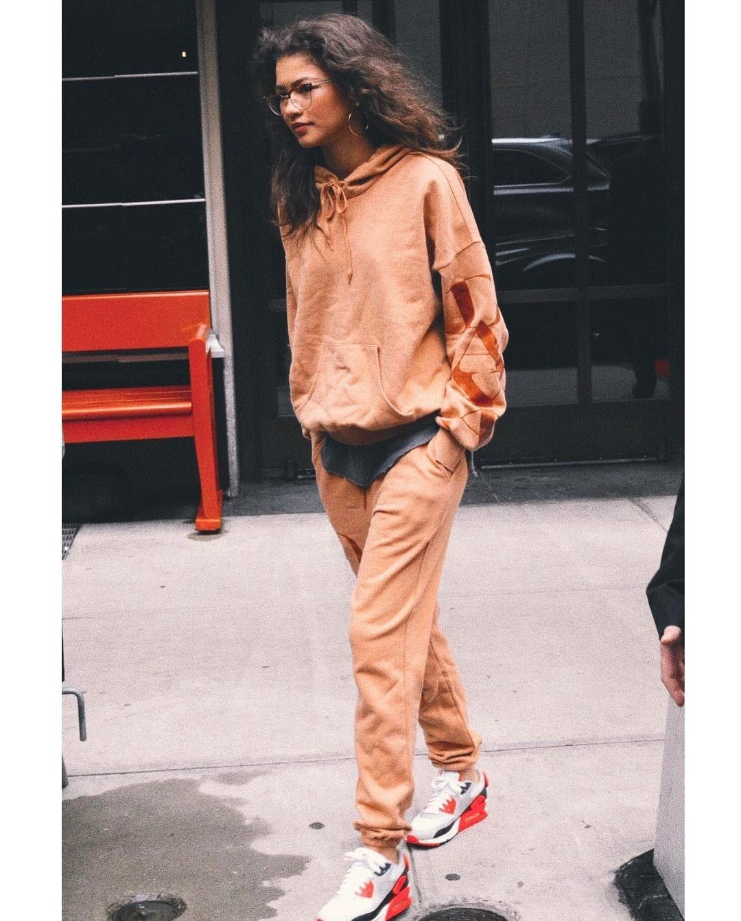 Girls and sneakers. Zendaya Beautiful girl and her cool sneakers - Sports girls, Girls, Sport, Fitness, Sneakers, Longpost