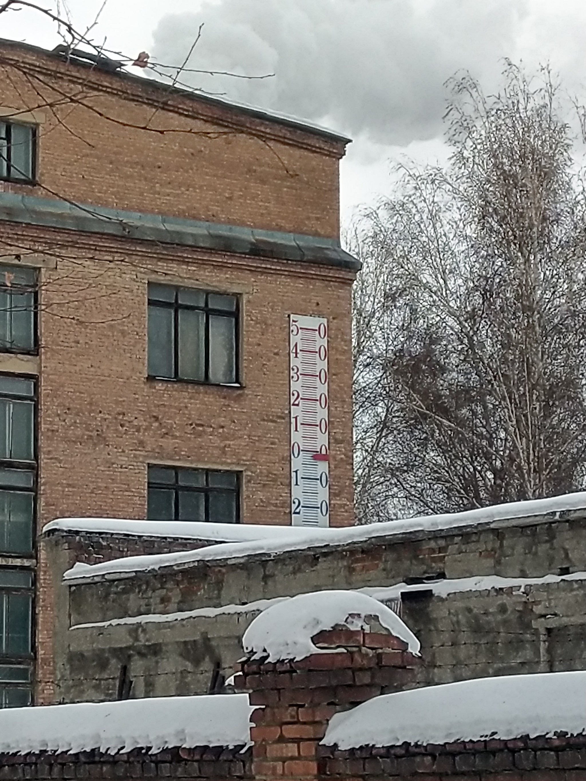 Nothing unusual, just a wall thermometer in the city of Ust-Kamenogorsk. By the way, it shows almost correctly - My, Kazakhstan, Ust-Kamenogorsk, All-Russian Research Institute, Longpost, Thermometer