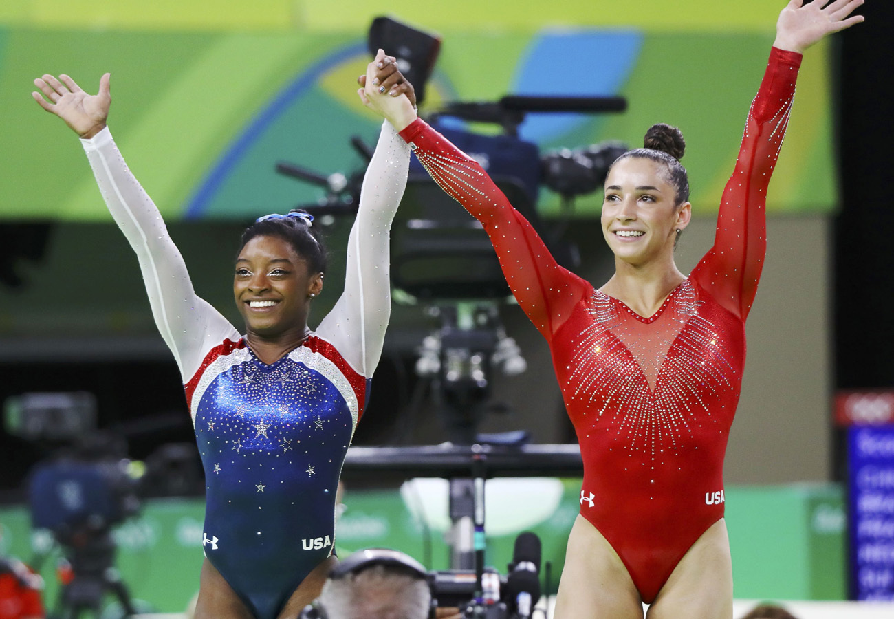 Американские гимнастки Aly Raisman и Simone Biles на олимпиаде в Рио |  Пикабу