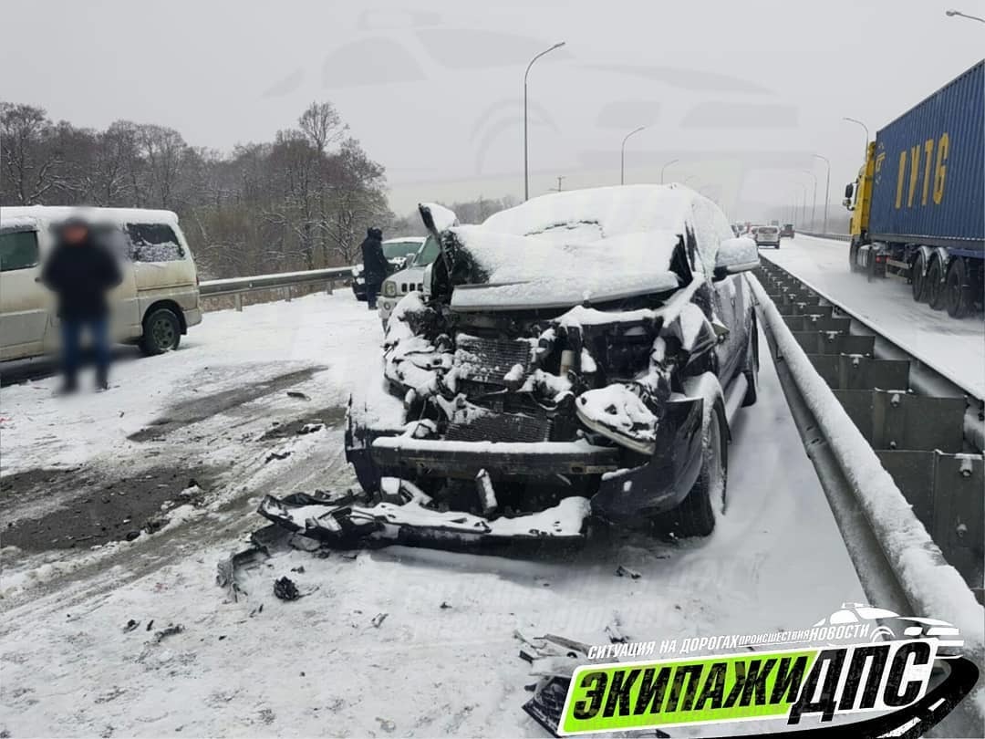 Под Владивостоком в аварию попало не менее 80 автомобилей | Пикабу