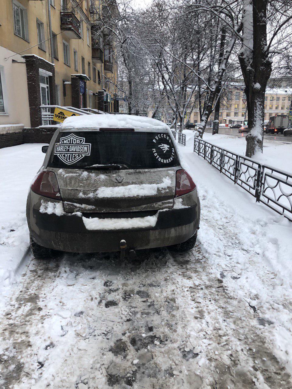 Когда ты мотоциклист и не умеешь в автомобиль. Парковка на тротуаре - Моё, Неправильная парковка, Нарушение ПДД, ПДД, Наплевательство, Мотоциклисты, Мото, Нижний Новгород, Длиннопост