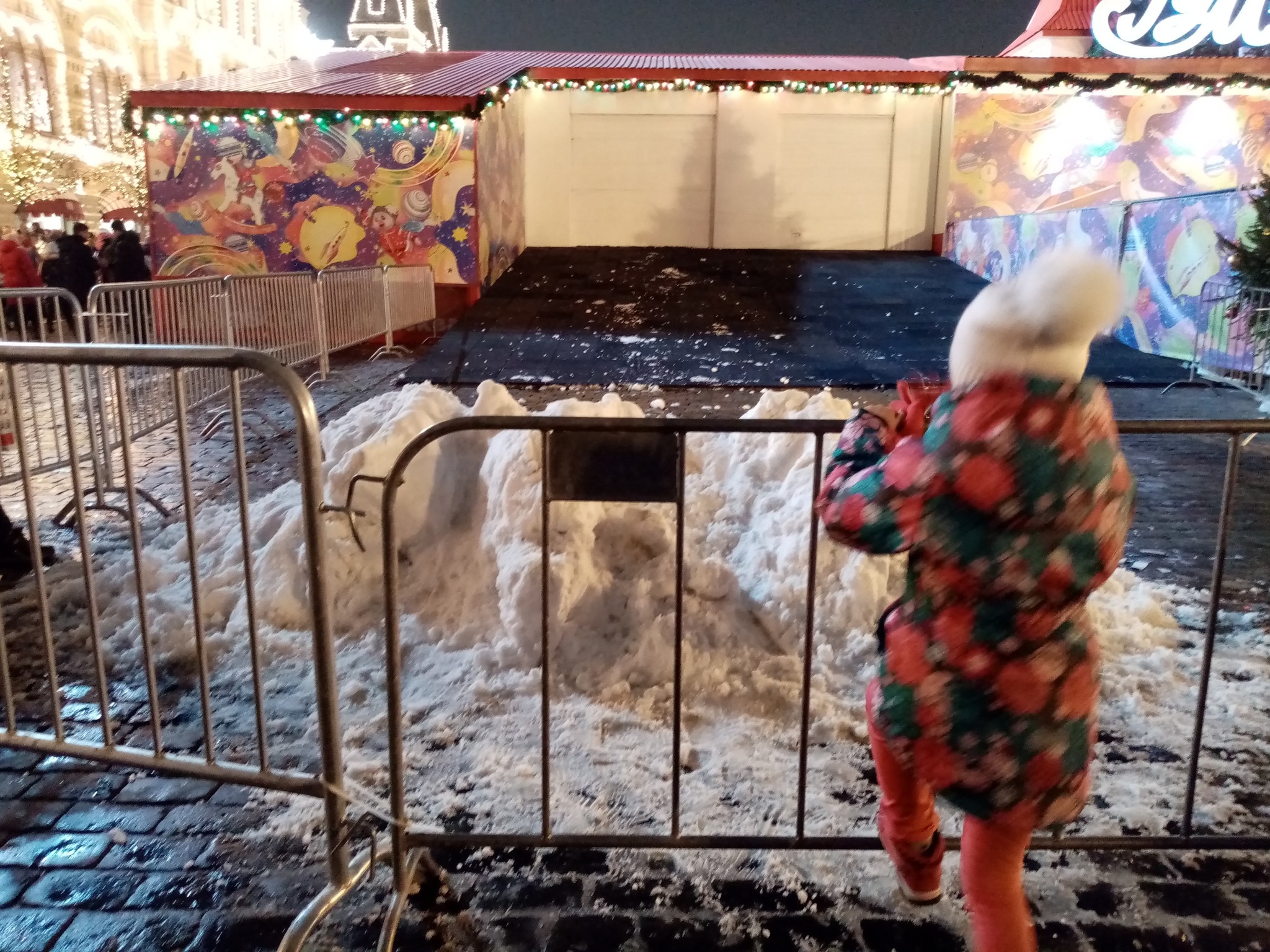 В Москву снег привезли. На Красную площадь | Пикабу