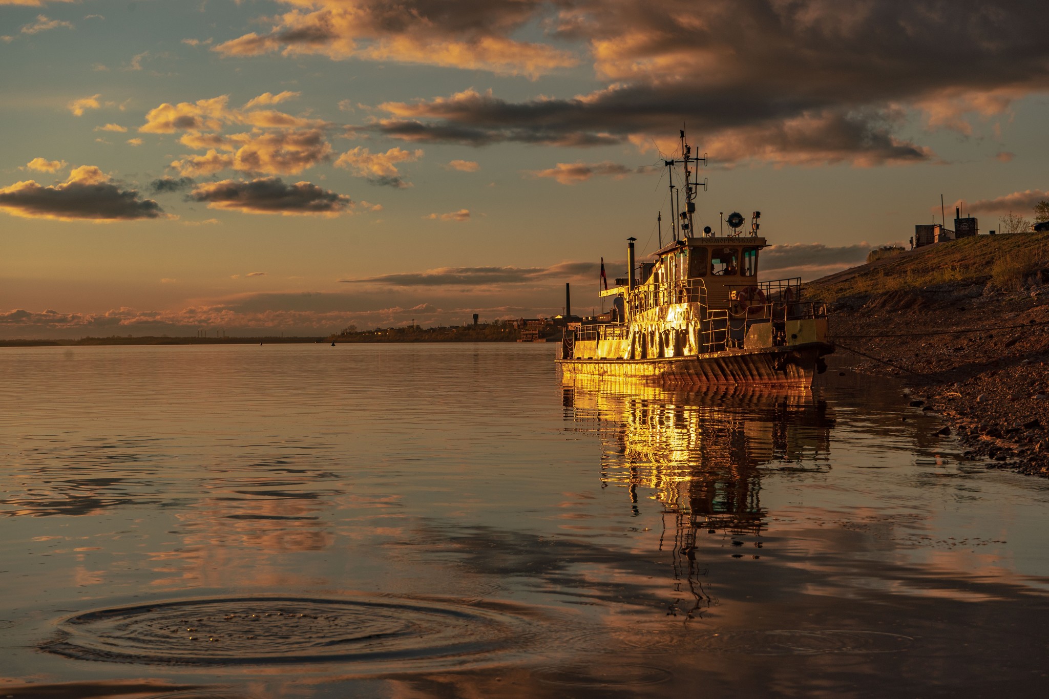 Into the golden sunset - My, The photo, Ship, Vessel, Sunset, River, Tomsk