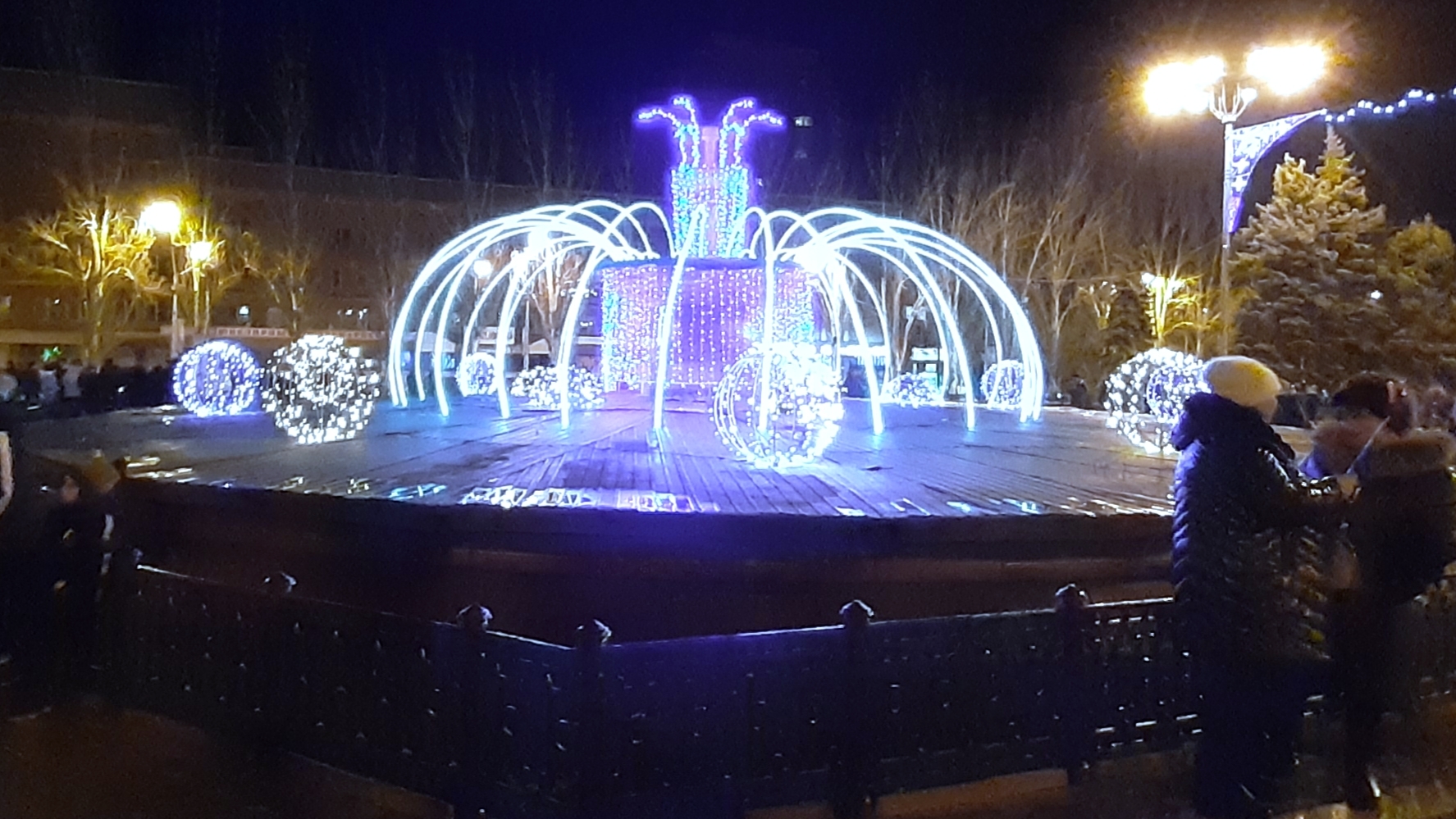 Lenina sq. Donetsk - My, Photo on sneaker, Donetsk, Longpost, Christmas tree, Christmas trees