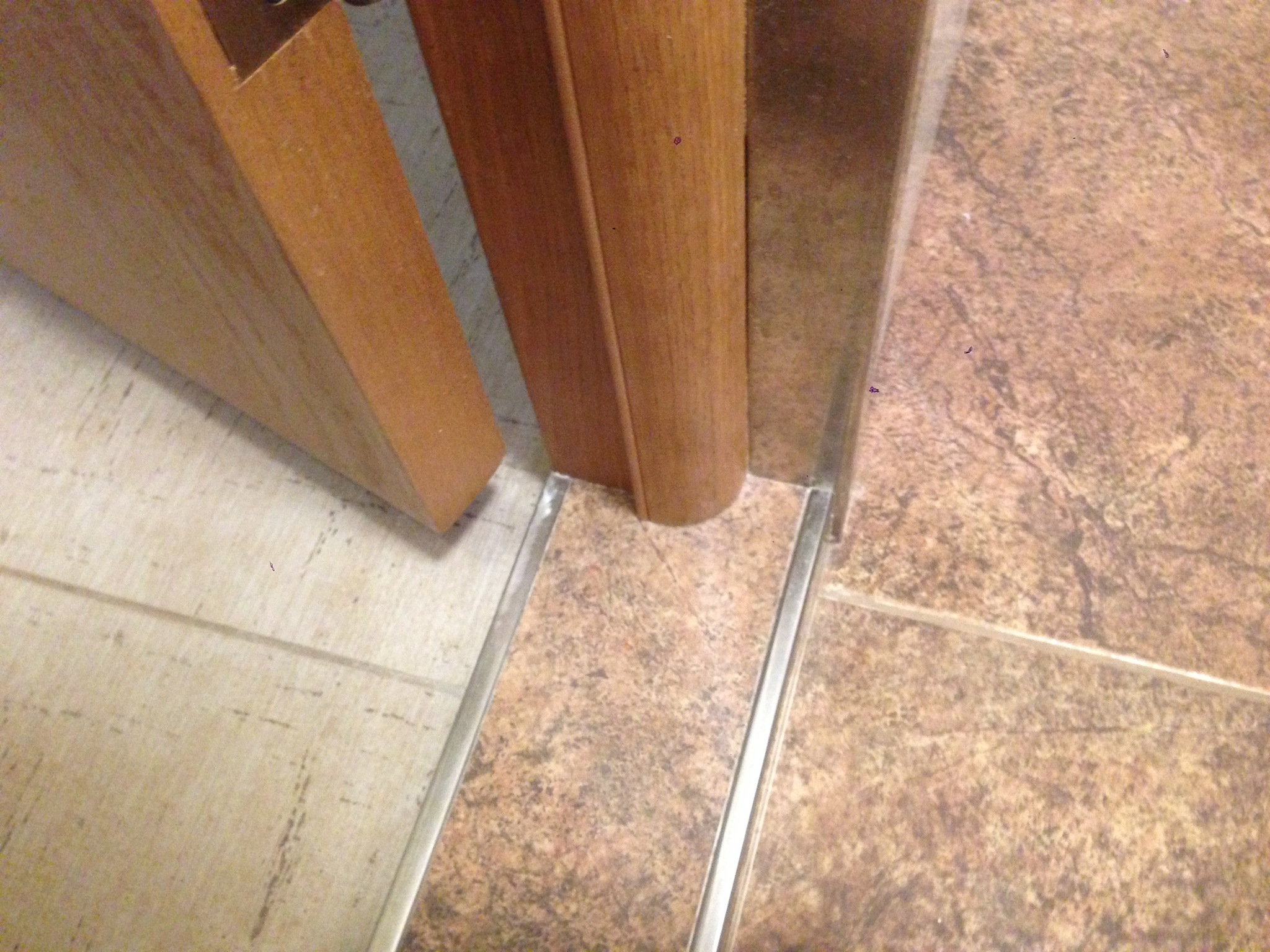 Примыкание плитки к дверной коробке входной двери