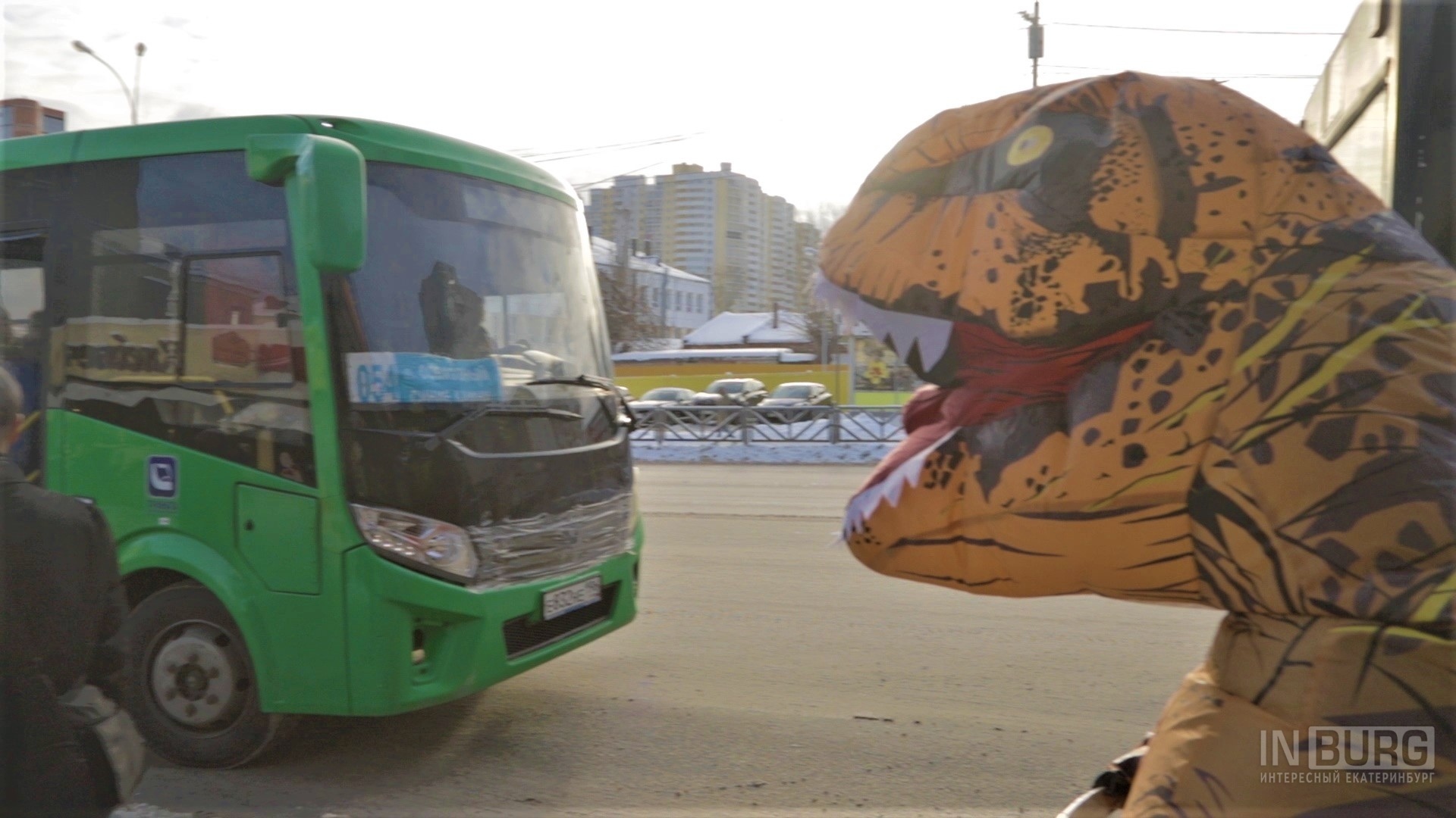 In Yekaterinburg, a dinosaur came out to deal with bus drivers - Yekaterinburg, Dinosaurs, Transport, The photo, Longpost