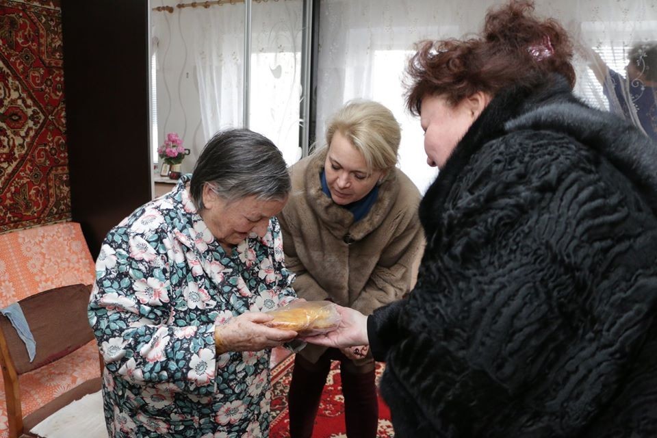 Crimean officials presented blockade survivors with a loaf of bread - Crimea, Leningrad blockade, Congratulation, Officials, Longpost, Copy-paste