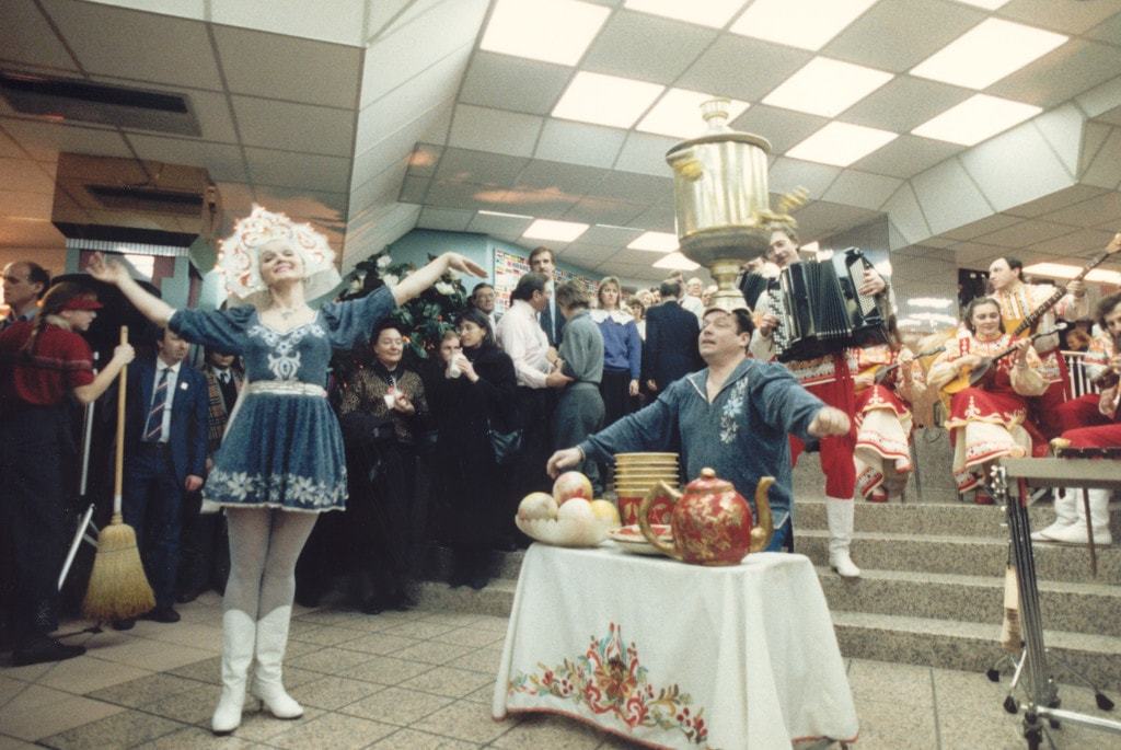 With a samovar and kokoshniks. Rare footage of the opening of the first McDonald's in the USSR - McDonald's, Moscow, the USSR, Restructuring, Longpost