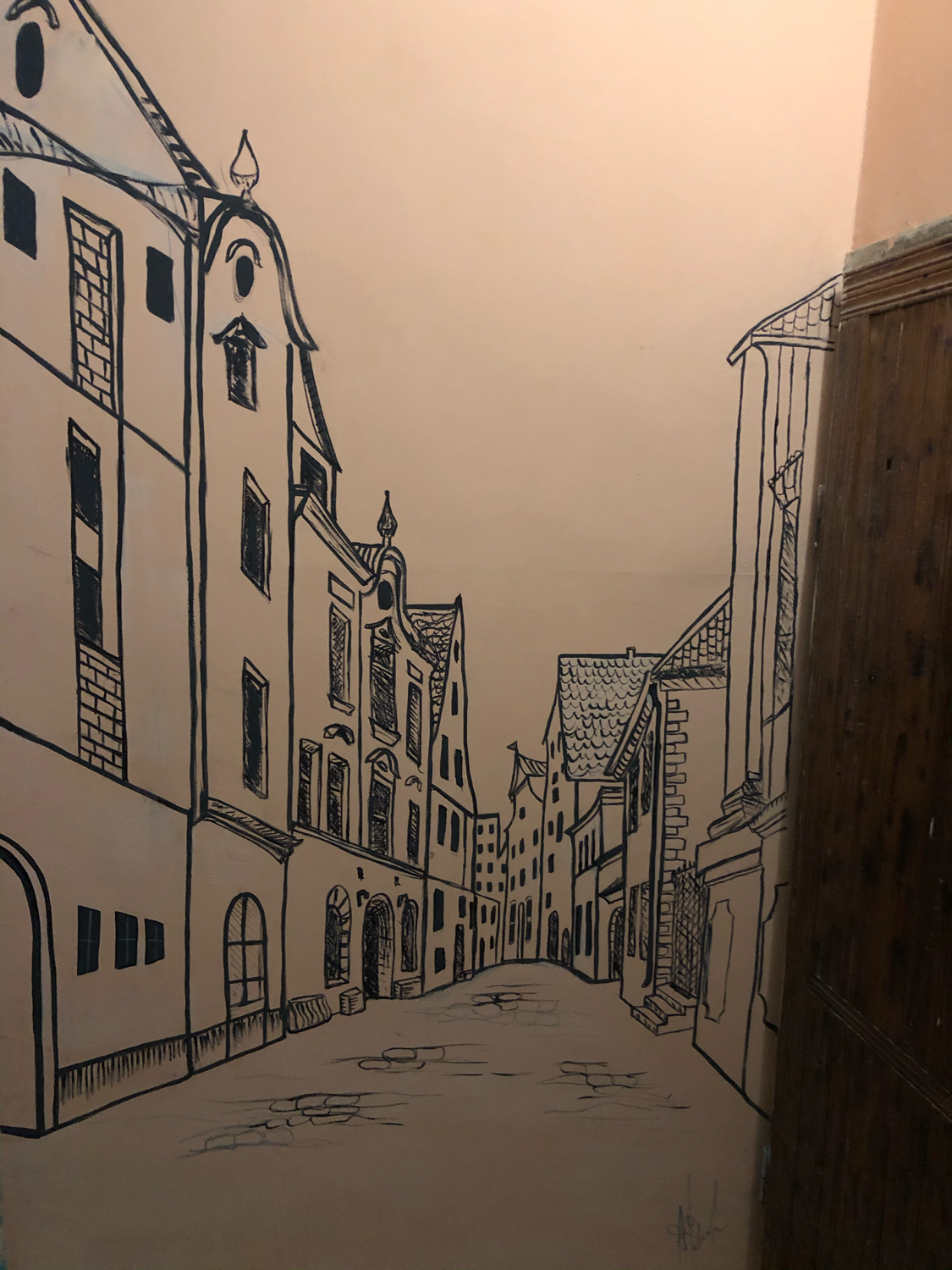 Рисунки неизвестного автора украсили подъезд дома в Серове