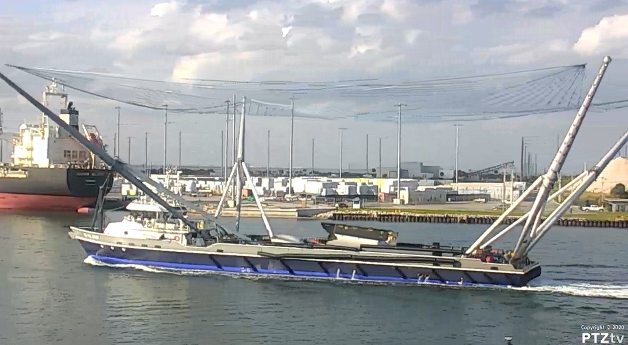 OCISLY platform and fairing boats at Port Canaveral - Spacex, Falcon 9, Cape Canaveral, Longpost