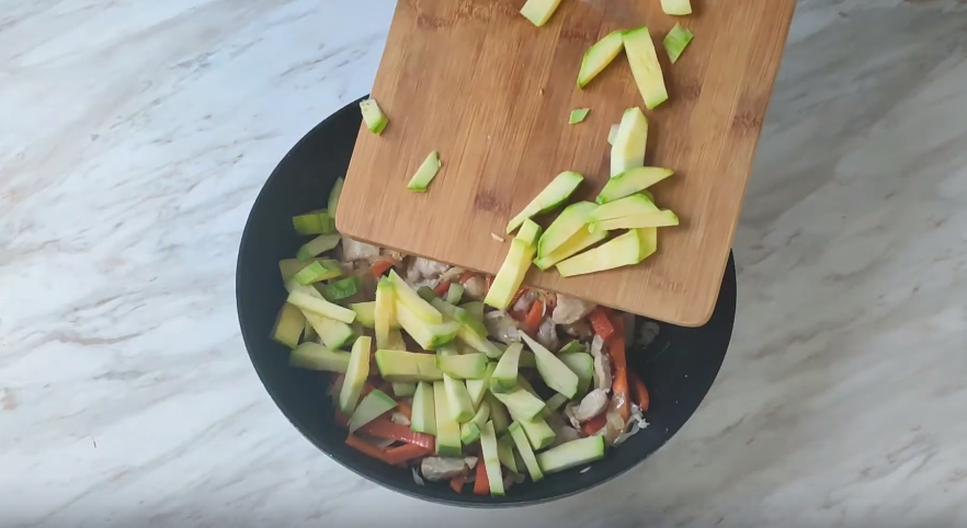 Wok noodles. Buckwheat noodles with chicken and vegetables - My, Cooking, Video, Longpost, Recipe, Video recipe, Noodles