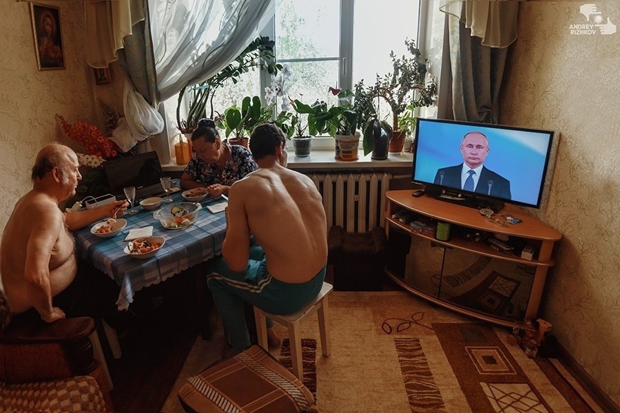 Lunch under the leader - House in the village, Box