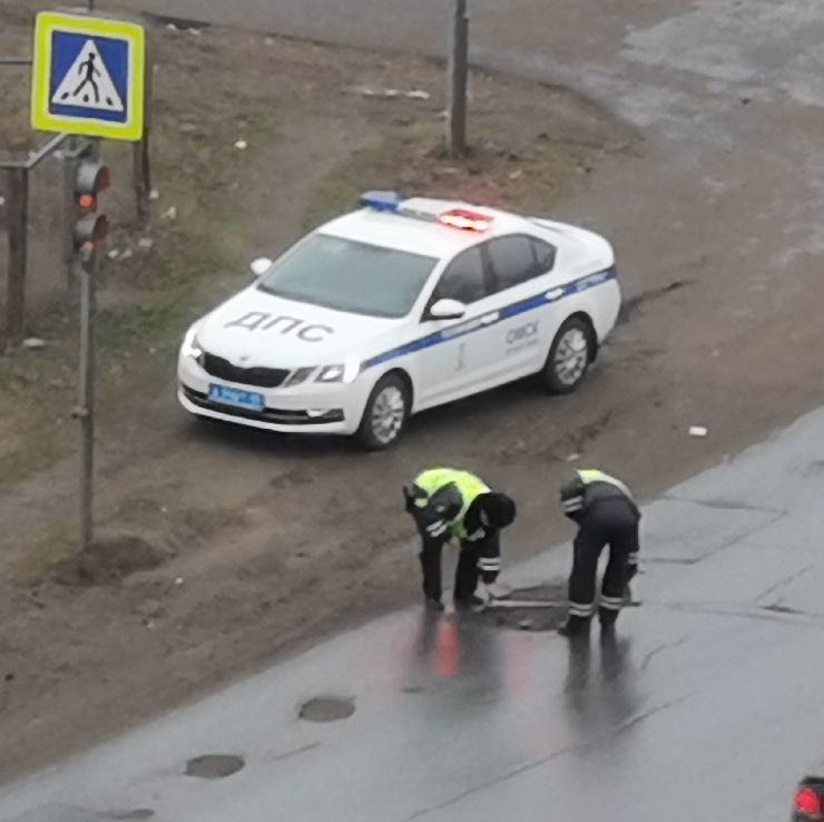 Traffic police and pits - Gai, Road, Pit