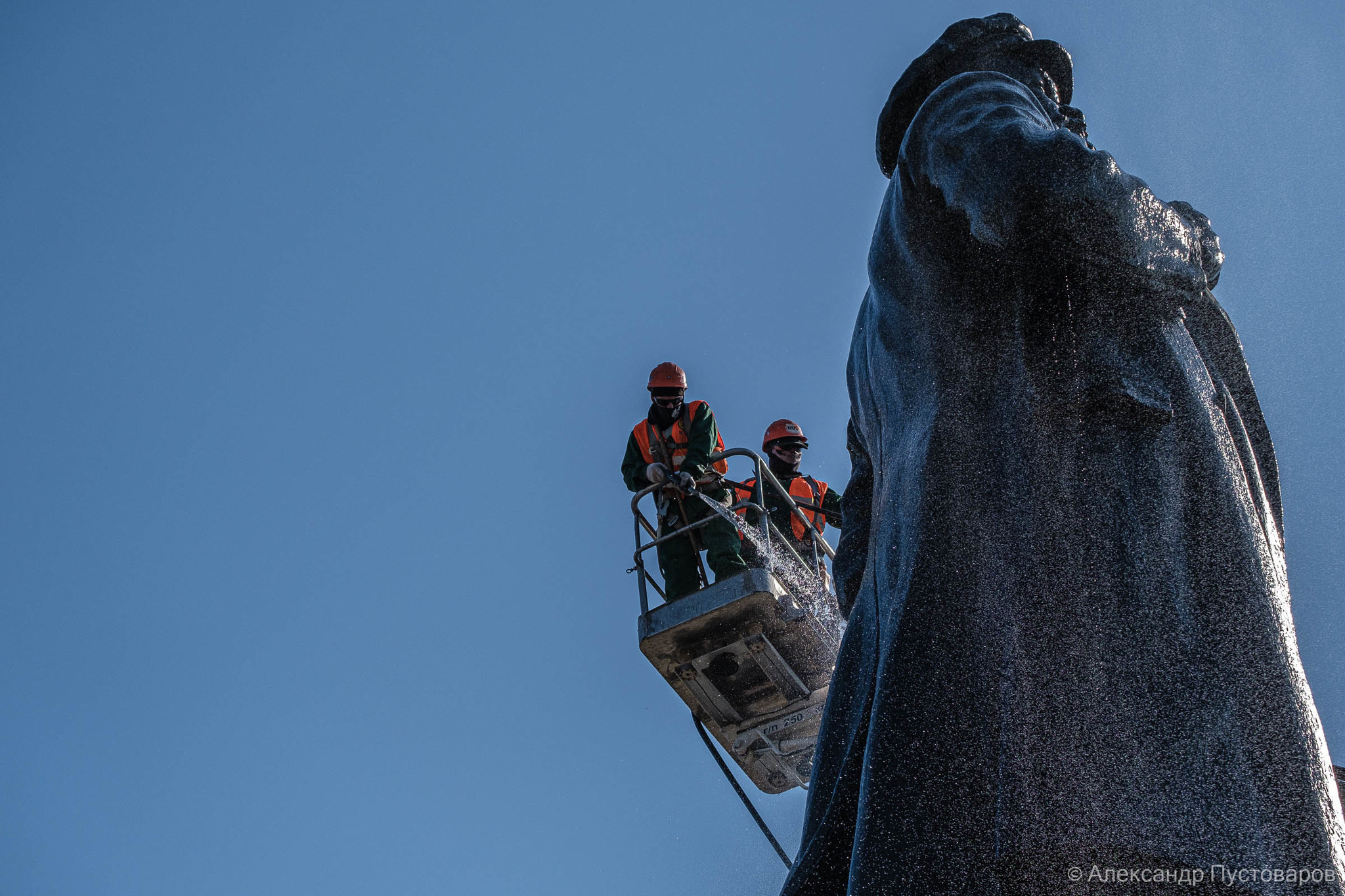 In Krasnoyarsk, on Revolution Square, the Lenin monument was washed after a long winter. - Krasnoyarsk, Lenin, Monument, Birthday, April, Longpost