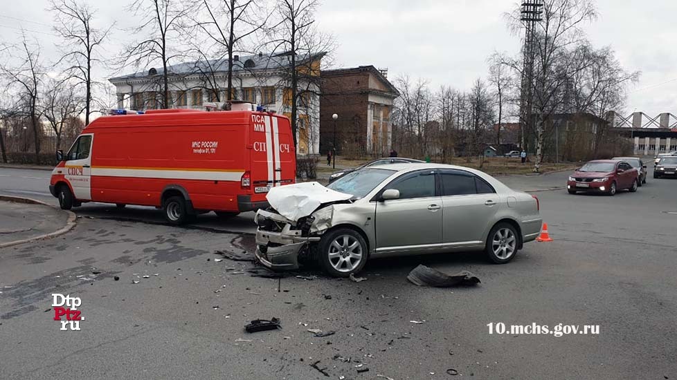 Легковушка завалила внедорожник на перекрестке в Петрозаводске - ДТП, Карелия, Петрозаводск, ПДД, Видео, Длиннопост