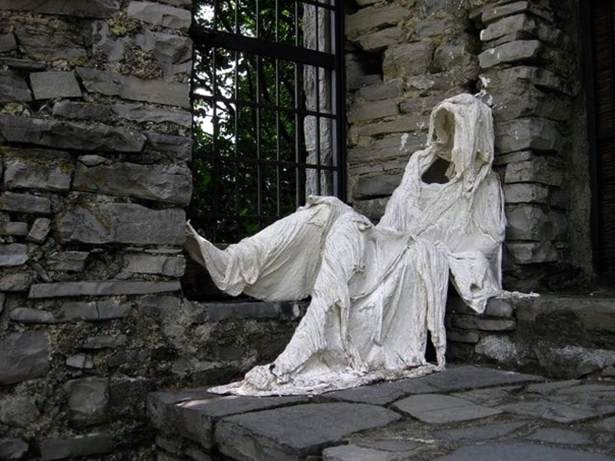 Sculptures of ghosts in the castle of Bezio on Lake Como - Lake Como, Призрак, Sculpture, Longpost