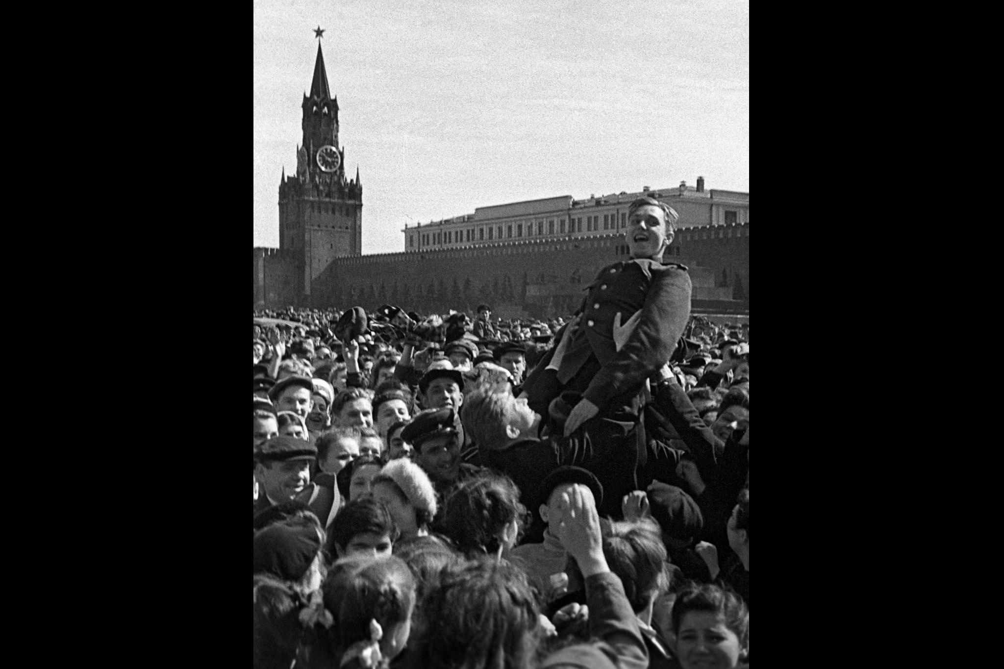 How Muscovites greeted the winners. Izvestia Archive - Victory Day, May 9 - Victory Day, The Great Patriotic War, Historical photo, News, Remember, Chronicle, Longpost