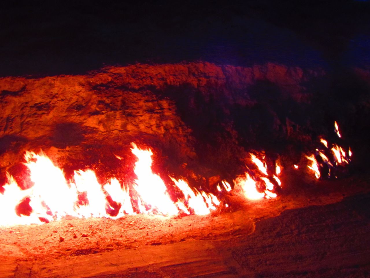 Адыгея горящие. Янардаг горящая гора. Гора Янардаг Азербайджан. Огненная гора Янардаг. Природный вечный огонь Янардаг.