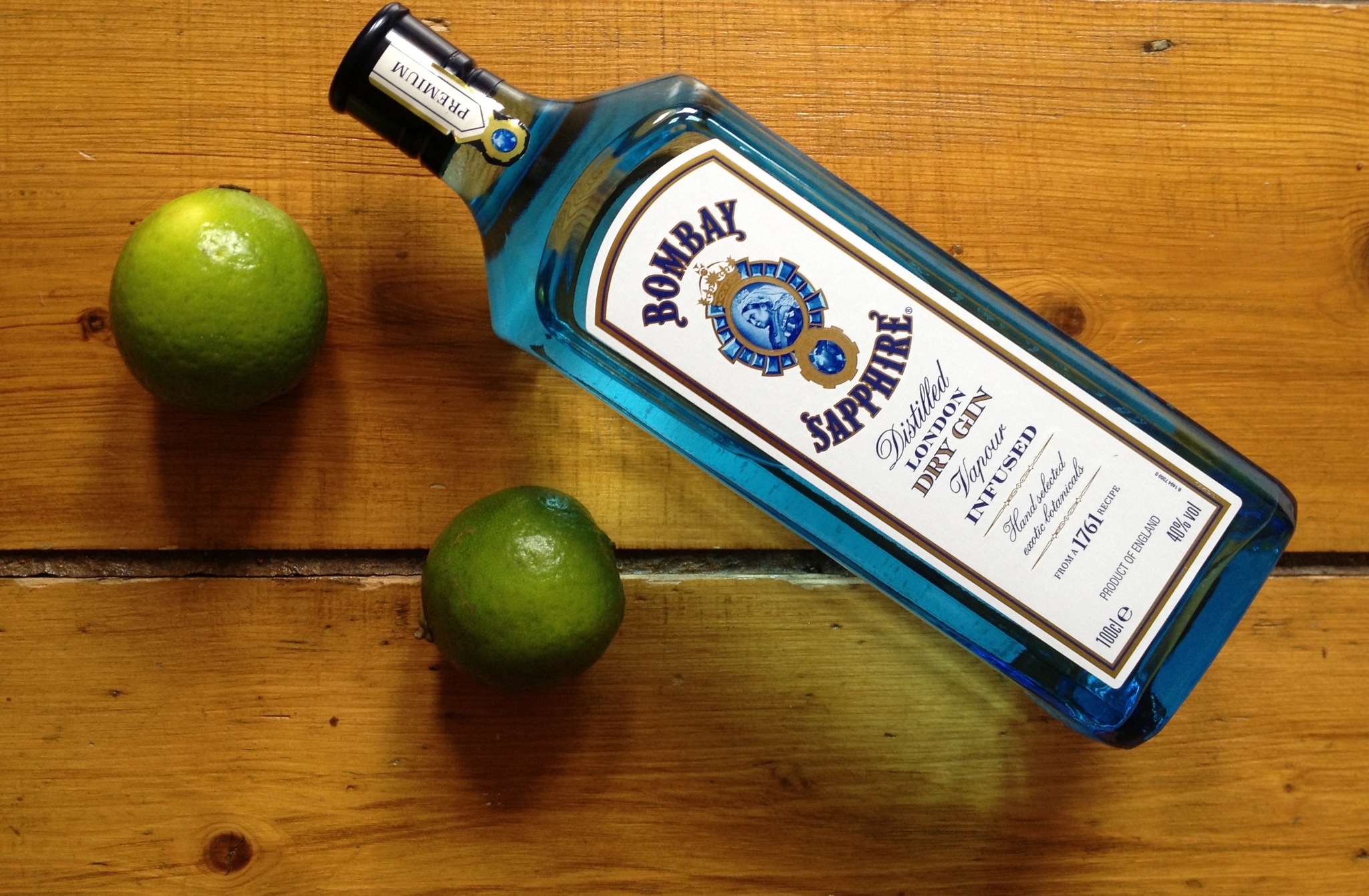 Алкогольный напиток получаемый. Джин (напиток) Bombay. Gin Bombay Sapphire. Синий Джин. Голубой алкогольный напиток.
