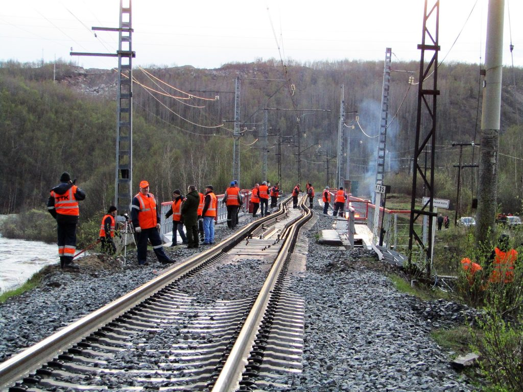 Половодье в Мурманской области повредило железнодорожный мост | Пикабу