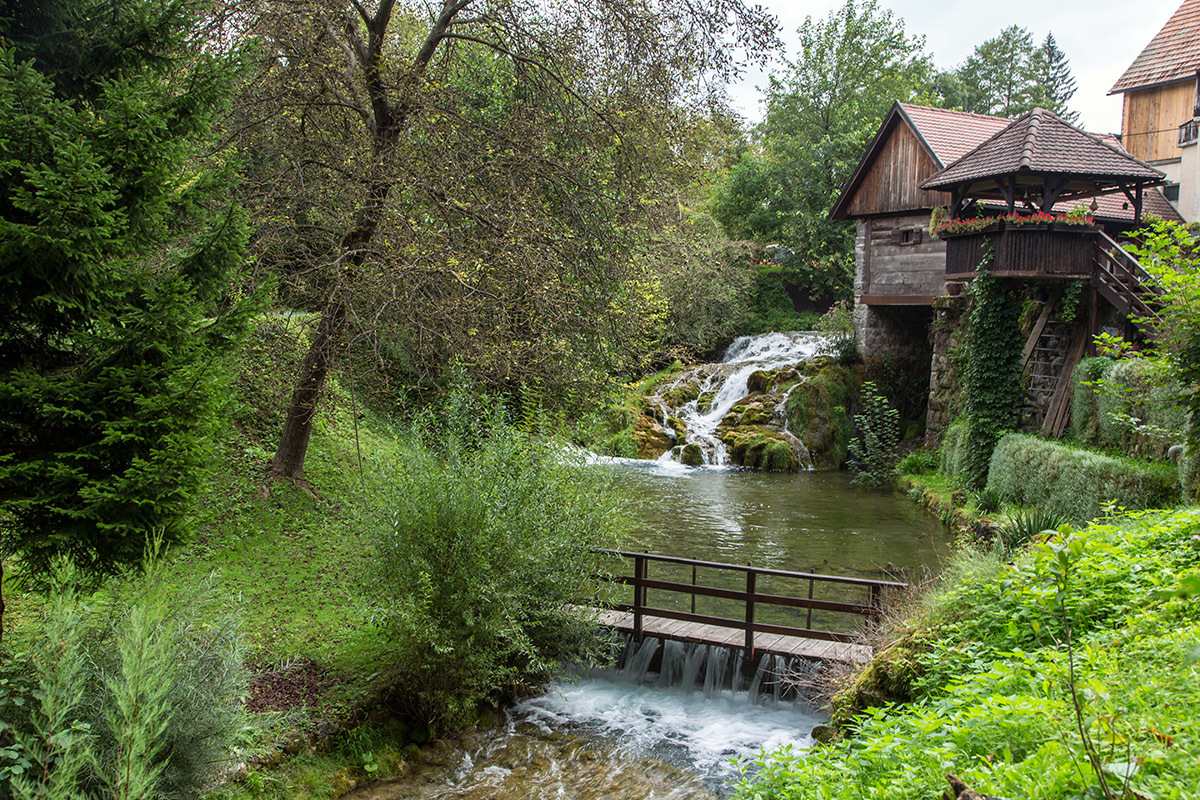 Речка и водопад во дворе. Хорватия. Деревня Rastoke | Пикабу