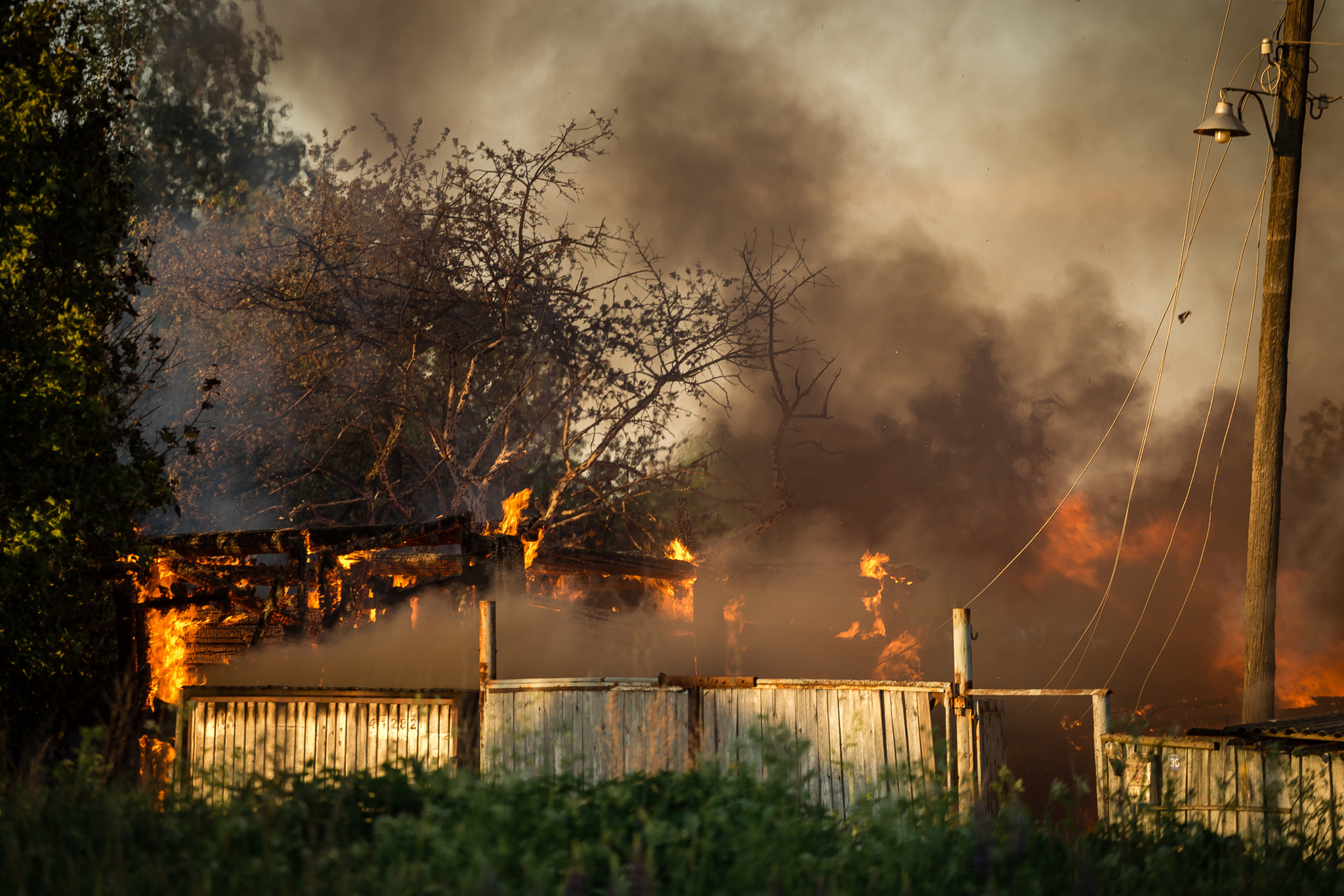 Фото горящего дома в деревне
