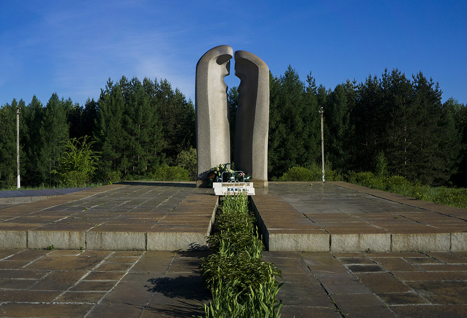 Памятник км. Памятник жертвам Улу Теляк. Железнодорожная катастрофа под Уфой мемориал. Мемориал под Ашой. 1710км мемориал.