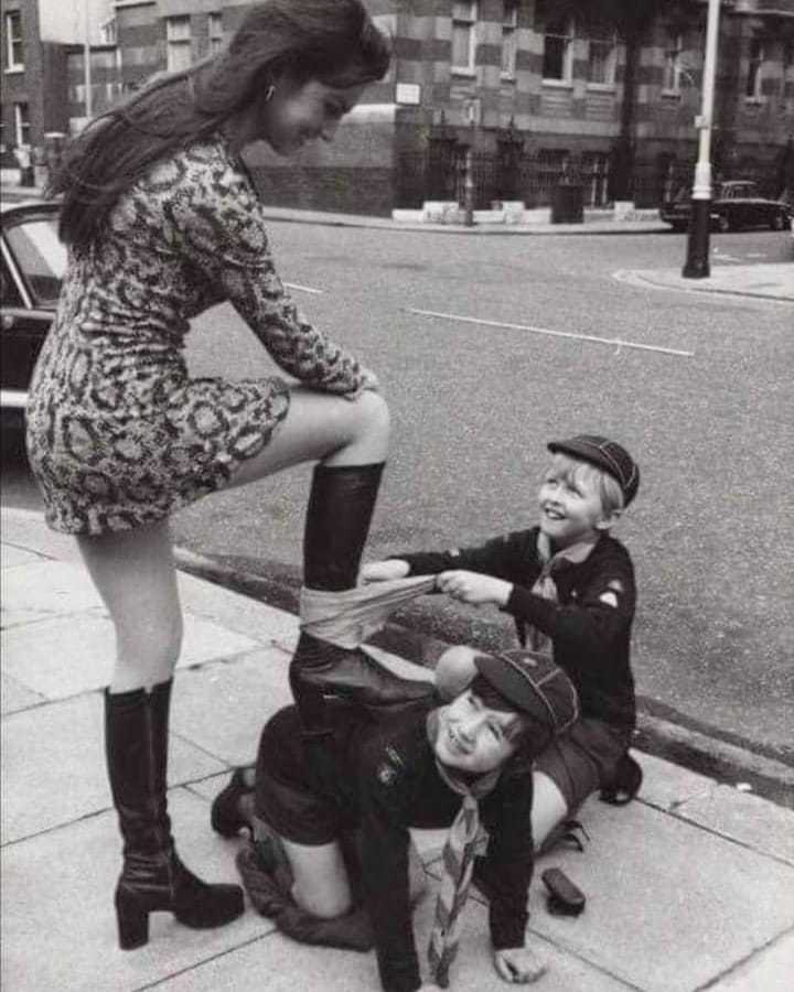 Shoe shiners - Black and white photo, Women, Boy, Shoe shiner, Scouts, 70th, London