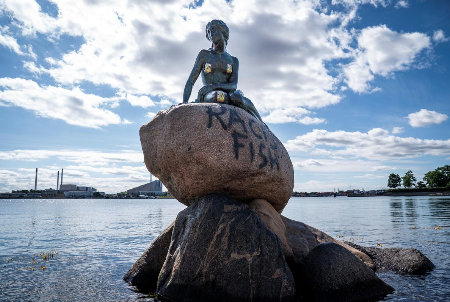 Mermaid - Black lives matter, Vandalism, Hans Christian Andersen, Denmark