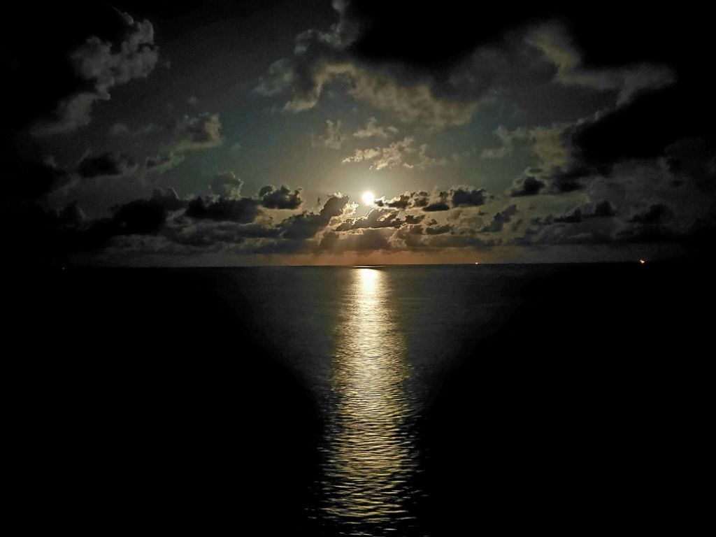 Moon. South China Sea - My, Mobile photography, Sea, Sailors, moon