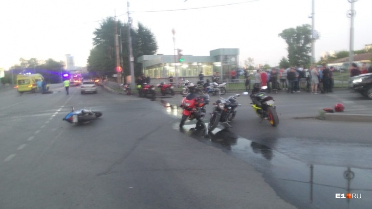 A 36-year-old motorcyclist, who was hit by a Mercedes, died in Yekaterinburg - Road accident, Crash, Motorcyclists, Negative, Yekaterinburg, Death, Video, Longpost