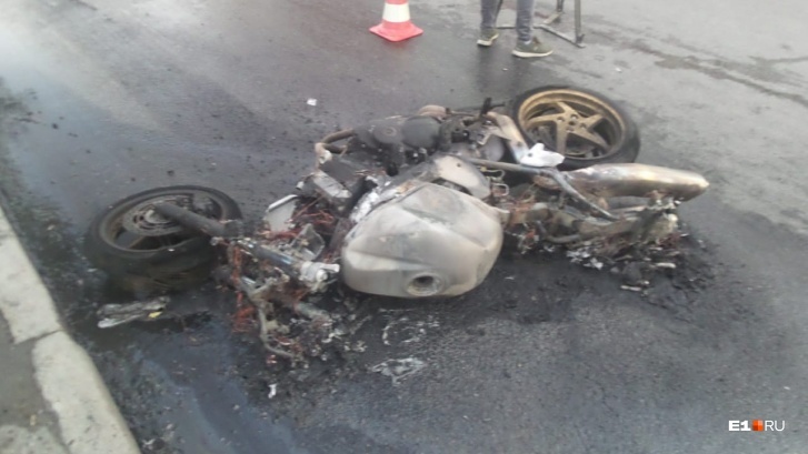 A 36-year-old motorcyclist, who was hit by a Mercedes, died in Yekaterinburg - Road accident, Crash, Motorcyclists, Negative, Yekaterinburg, Death, Video, Longpost