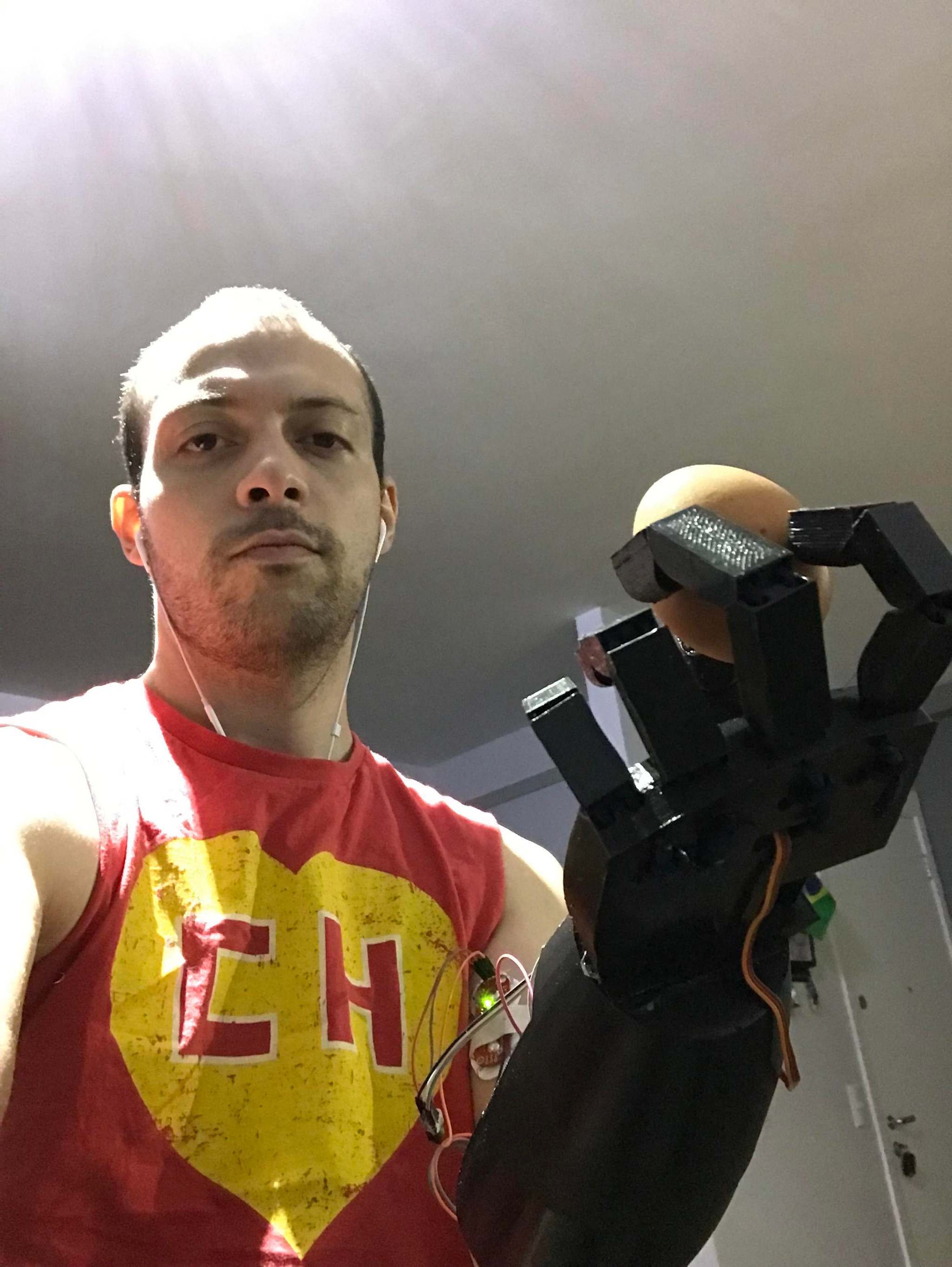 A guy born without part of his left arm made himself his own electronic prosthesis using a 3D printer. - People, Men, Disabled person, Prosthesis, Hand, Reddit, GIF, 3D печать