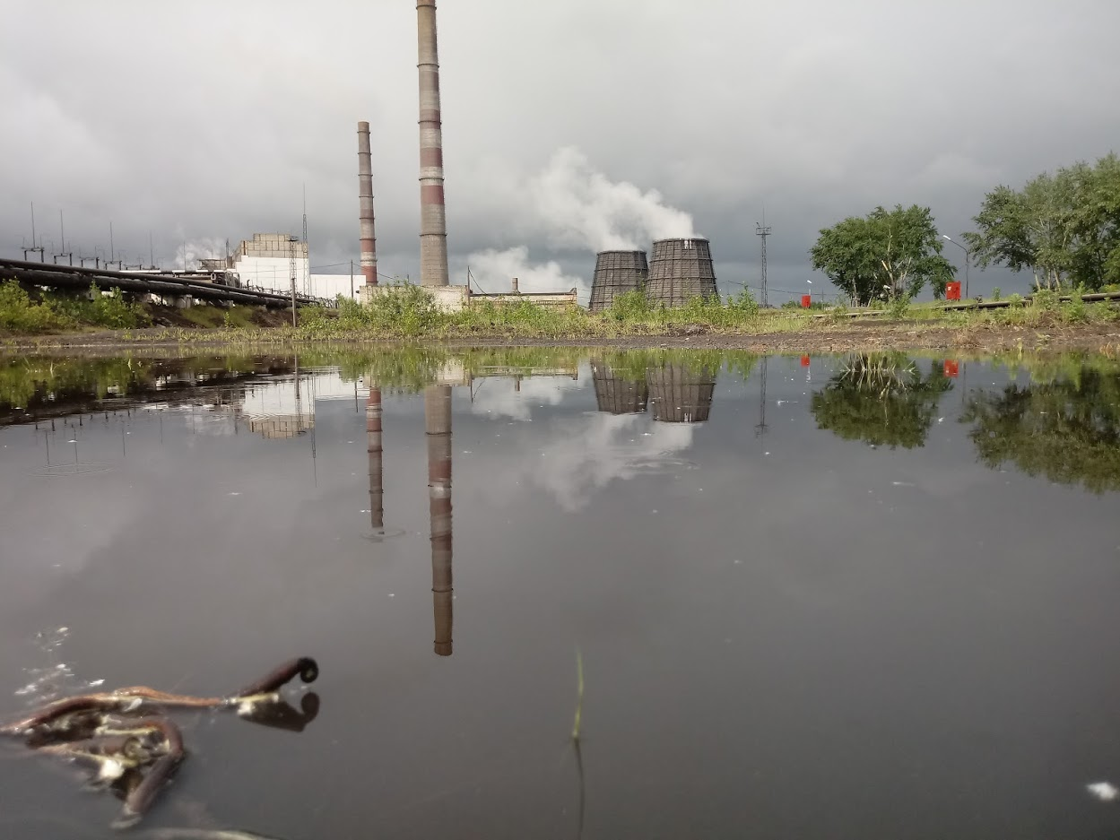 ТЭЦ в отражении весенней лужи - Моё, Фотография, Лужа, Отражение, Тапки, Май