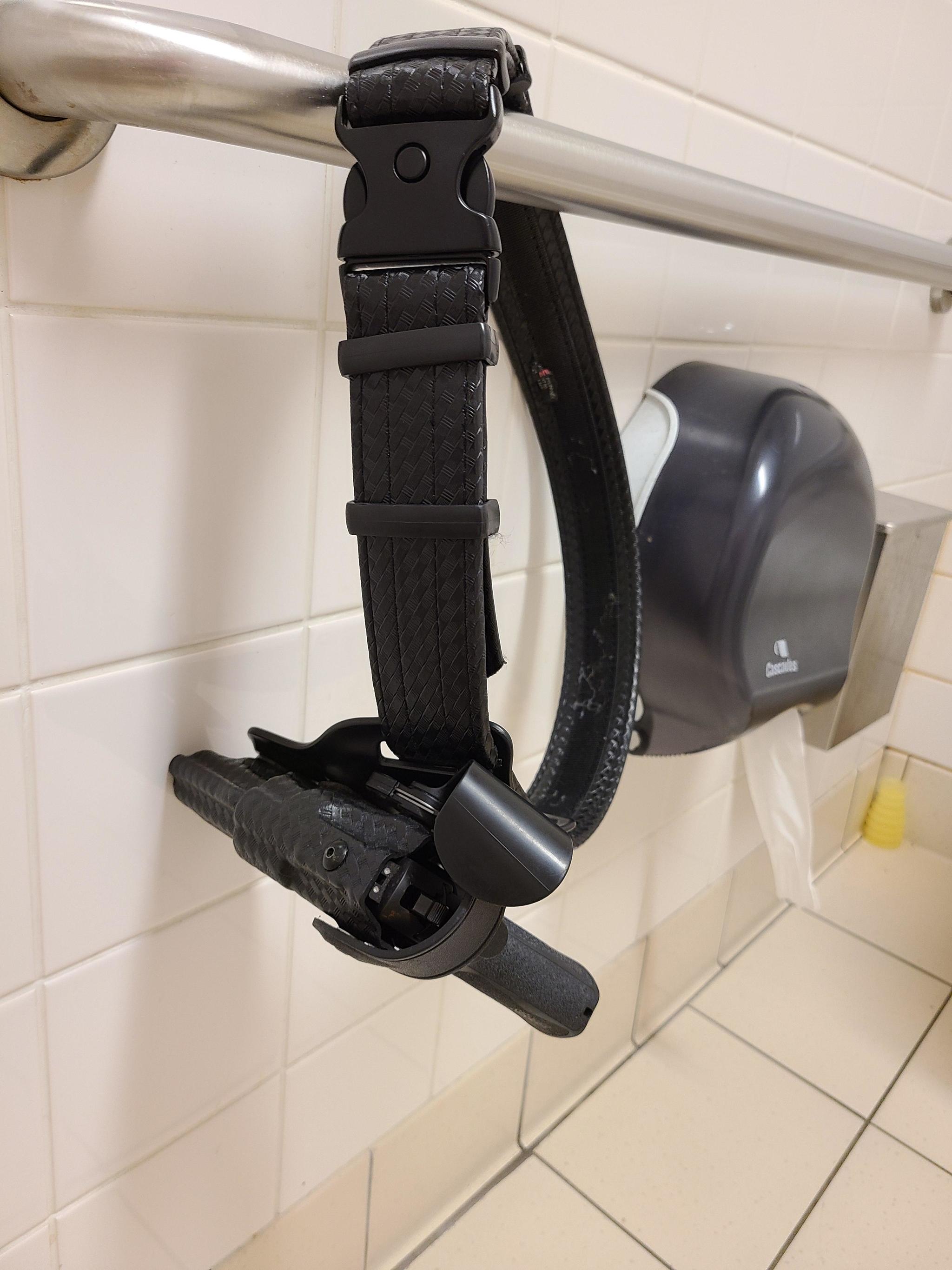 A sheriff's deputy forgot something while leaving the family bathroom in a supermarket. Ohio, USA - The photo, Sheriff, Supermarket, Toilet, Forgetfulness, Weapon, Pistols, Reddit, Holster