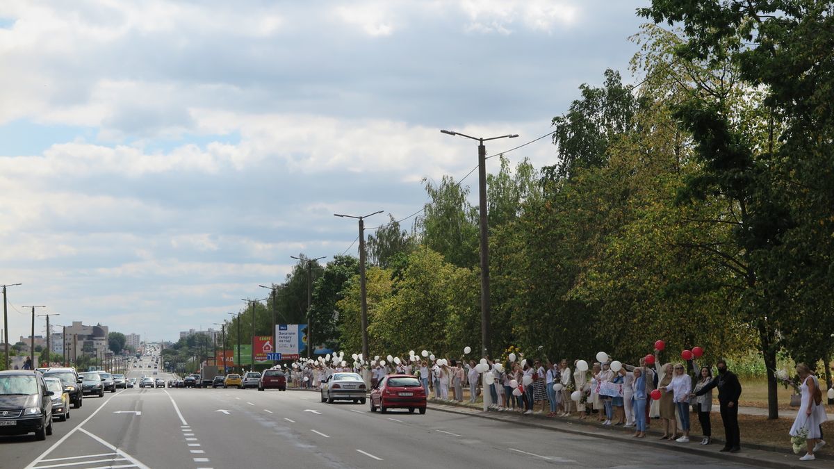 Сотни женщин в белом вышли в Барановичах на акцию против насилия. Много  фото | Пикабу