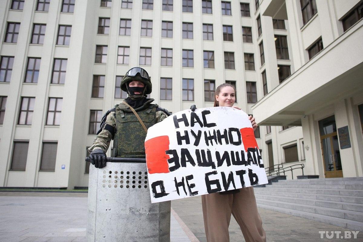 The military lowered their shields in front of the Government House in Minsk. The girls rushed to hug them! - Protests in Belarus, Republic of Belarus, Politics, Military, Girls, Video