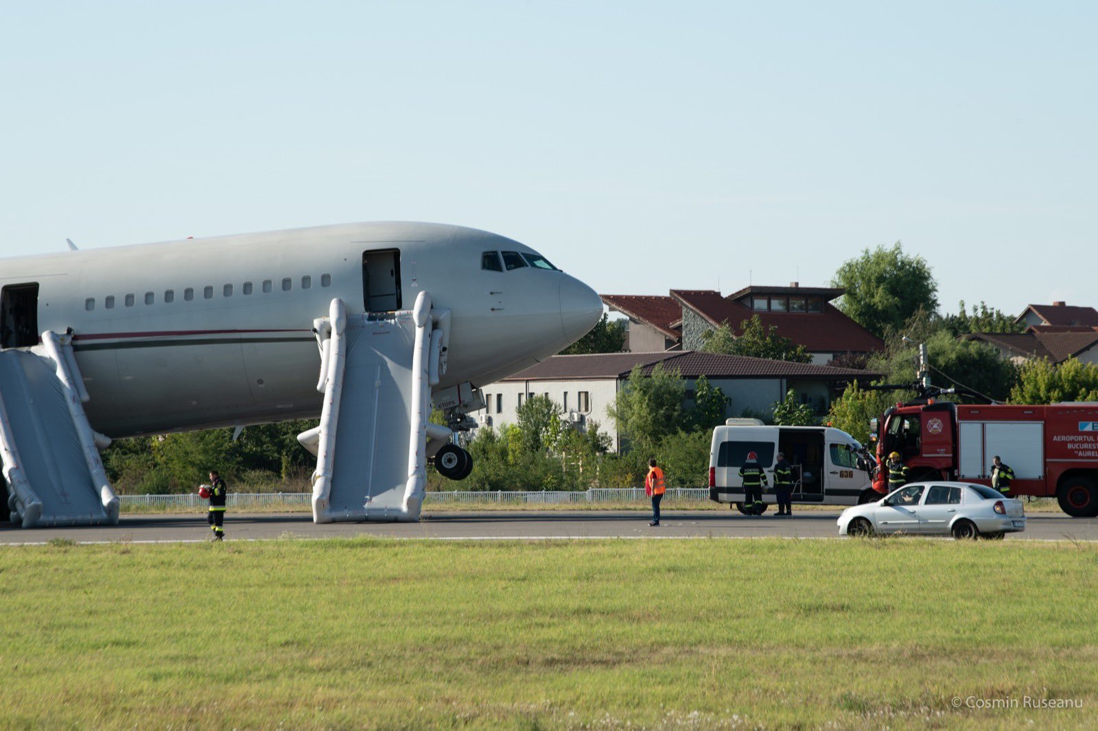 The landing gear of a Boeing 767-300ER broke down - Aviation, Boeing, Boeing 767, Incident, Chassis, Romania, Bucharest, Emergency landing, Video, Longpost