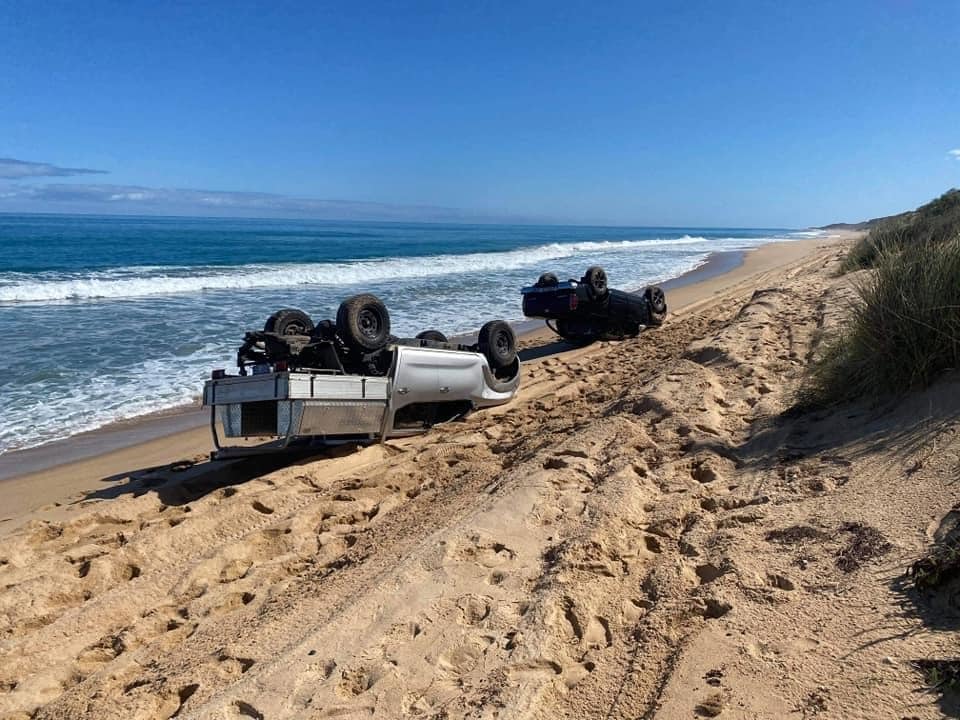 Two friends decided to warm their bellies on the beach - The photo, Auto, Beach, SUV, Coup, Crash, Australia