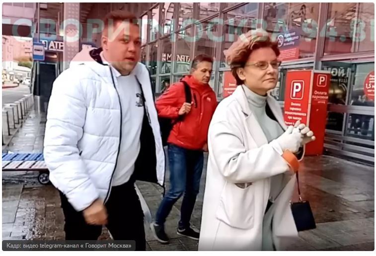 Elena Malysheva was caught at a Moscow train station without a mask - Malysheva, Doctor, Gloves, Without a mask, news