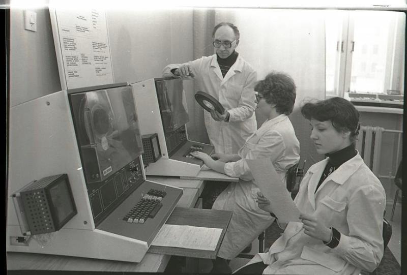 Reply to the post “In the 80s they believed that this is what system administrators should look like” - IT, IT humor, Sysadmin, Old photo, 80-е, The photo, Girls, Reply to post, Longpost